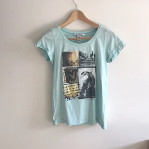  - T-shirt får det världskända australienska surfmärket Billabong. 