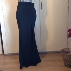  - Ursnygg kjol från Nelly!  Prislapp kvar, inte ens provad.   Fishtail-modell och slits vid ena låret.