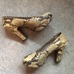  - Äkta ormskinns pumps från Borås. Inköpta på 40-talet enligt kvinnan jag köpte dom second hand av. Använder tyvärr för sällan pumps. Bekväma, stabila och rejäl klack. Storleksmärkning 4 A(?) men passar mig som är en 38. Upphämtning i Majorna, Göteborg. 