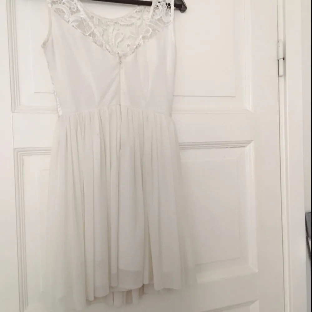 En vit klänning med spets detaljer för 600kr. Älskar denna och blir så ledsen över att behöva sälja. ): Perfekt till skolavslutning, studenten, midsommar eller bara en fin sommarklänning. Den är sparsamt använd och är som ny.. Klänningar.