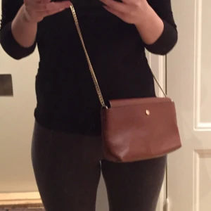  - En väska (gjort av konstläder) från Zara. Använd endast en gång - jätte bra skick.