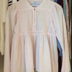  - Säljer trumpetärmad blus från Whyred. Ljus -ljusrosa med fina veck över brösten. 🌸🌸🌸 enligt storlekslappen är den i storlek 36 men den passar bättre på en 34:a. 