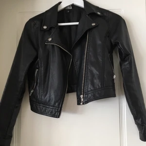  - Skinnjacka från Kappahl, använd några gånger men bra skick! Skriv för mer bilder