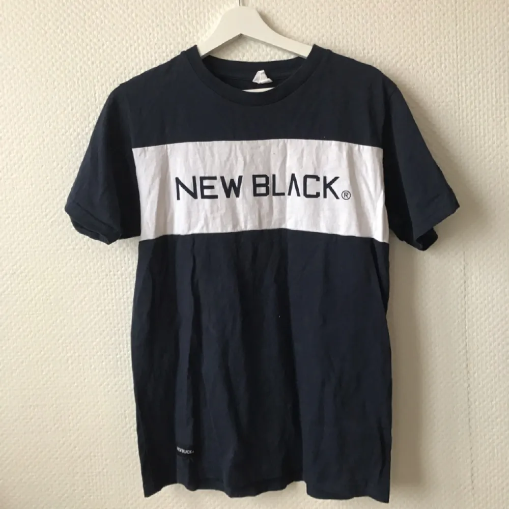 New black T-shirt från Hollywood. Nypris 379 kr och i fint skick . T-shirts.