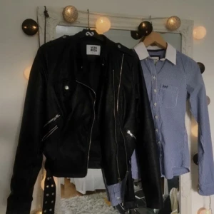  - Abercrombie & Fitch skjorta! Fint skick!  Skinnjacka från Vera Moda! Väldigt fint skick!!!