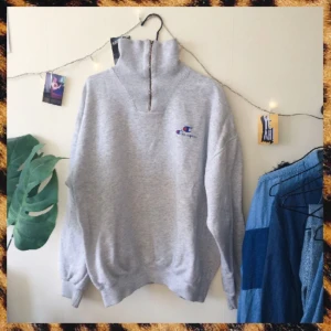  - Ascool Champion-sweatshirt köpt på second hand! Egentligen i storlek xxl, men på mig som normalt har xs/s i storlek så sitter den jättesnyggt i oversize passform :)