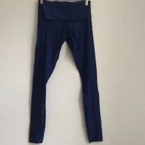  - Shiny high waisted leggings
American Apparel

Som nyköpta, lite stora för mig.
Nypris 400kr
Nu! 150kr

Hämtas i centrala Göteborg eller skickas i vadderat kuvert (30-45kr).