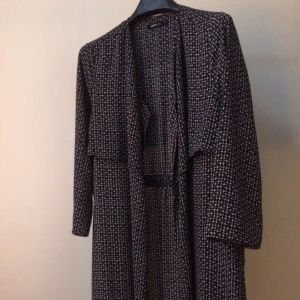  - Kimono
Gina Tricot

Betala frakt eller hämta upp i centrala Göteborg.

Frakt:
Spårbart upp till 1 kg, 53 kr.
Vadderat kuvert stl M, 45kr.

Swish till 0722-201786