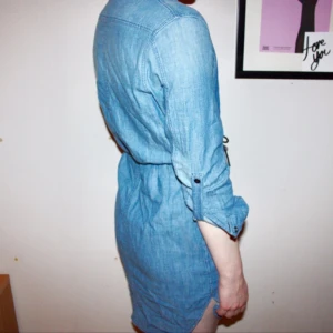  - Sjukt snygg jeansskjorta / jeansklänning från G-Star. Storlek XS. Helt oanvänd. Lite för liten för mig tyvärr. Nypris 1499kr Frakt kostar 56kr. Kan mötas i Vallentuna, Täby C, TC eller Vällingby C :)