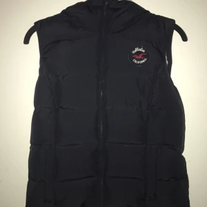  - Super snygg och oanvänd hollister väst med "ludd" inuti.   Kan skicka mot betalning. 