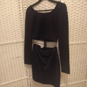  - Köpt från Missguided, använd en gång på nyår. dragkedja från svanken upp till nacken.