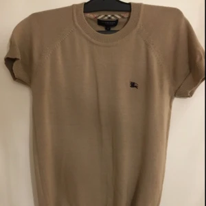  - Som ny äkta burberry knitwear. 100% wool. Frakt +49kr. 