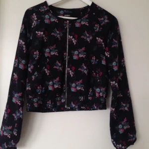  - Midjekort bomberaktig jacka,