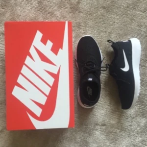  - säljer oanvända (fel strl) nike juvenate. köpte nya i min strl och har dem nästan varje dag då det är de skönaste skor jag har ägt. stretchiga, lätta och luftiga. dessutom är de väldigt enkla att ta av och på utan att behöva röra skosnörerna, perfekt för oss latmaskar.         kan mötas upp i sthlm, alt posta dem om du betalar frakt (tror det kostar ca 40 riksdaler).