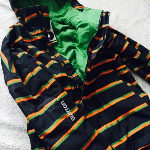  - Skidjacka/vinterjacka Burton nypris 2100. Använd ett fåtal gånger. Inga skavanker 