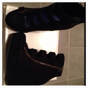  - Använda inomhus 1 gång i knappt 1h. Snygga svarta kilklack med spänne och dragkedja. Från Scorett! Inköpspris 799kr.  Portot betalar du