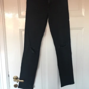  - Jeans från Gina Tricot med hål på knäna.