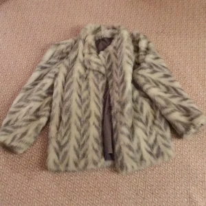  - Fin fuskpäls - kort med lite breda axlar! Väldigt fint skick! Möts gärna upp i Stockholm. 