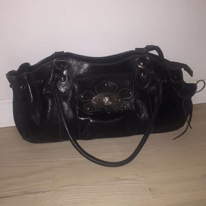  - Fin ROBERTAGANDOLFI väska i äkta skinn, made in italy. 