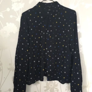  - Mörkblå skjorta med stjärnor på🌻