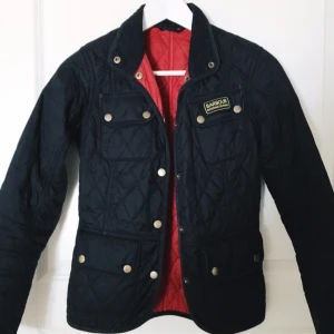  - Jacka från Barbour, 2/3 år gammal men fortfarande i väldigt fint skick. Säljer pga för liten. Köpte den för ungefär 1500