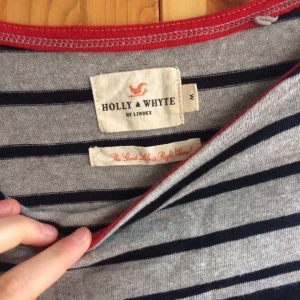  - Tröja från Lindex! Tunt stickad, fint skick! Färg bäst på bild3. Holly & whyte