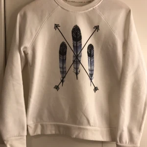  - Skön och mjuk sweatshirt från LA Hearts, köpt på pacsun i USA. Använd sparsamt men den har blivit lite nopprig som man ser på sista bilden, men det syns inte jättetydligt. Passar en medium och small om man vill ha lite over size!