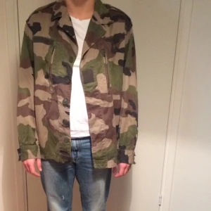  - Kamouflagefärga jacka från Urban outfitters, stl M.
Finns att hämta vid södra station eller skickas mot att köparen betalar frakt.
Föredrar betalning med swich.