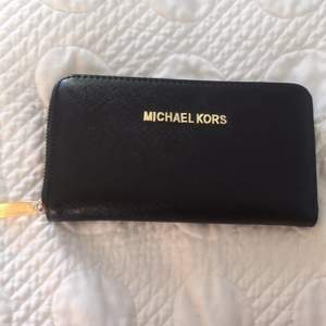 Aldrig använd plånbok. Michael kors kopia. Bra med många fack! 