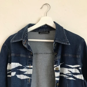 - Vintage jeansjacka 
Står XL men skulle säga att det är som en Small