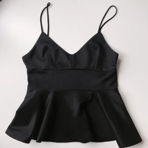  - Topp från Gina Tricot! Snygg till både fest och vardags. Köpt för ungefär 1 år sedan men mycket sparsamt använd