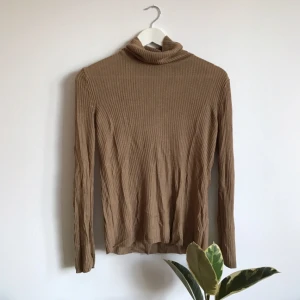  - Polotröja i fin kamelfärg. Ribbstickad 