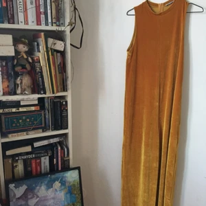  - Guldig byxdress från Zara storlek S Använd 1 gång