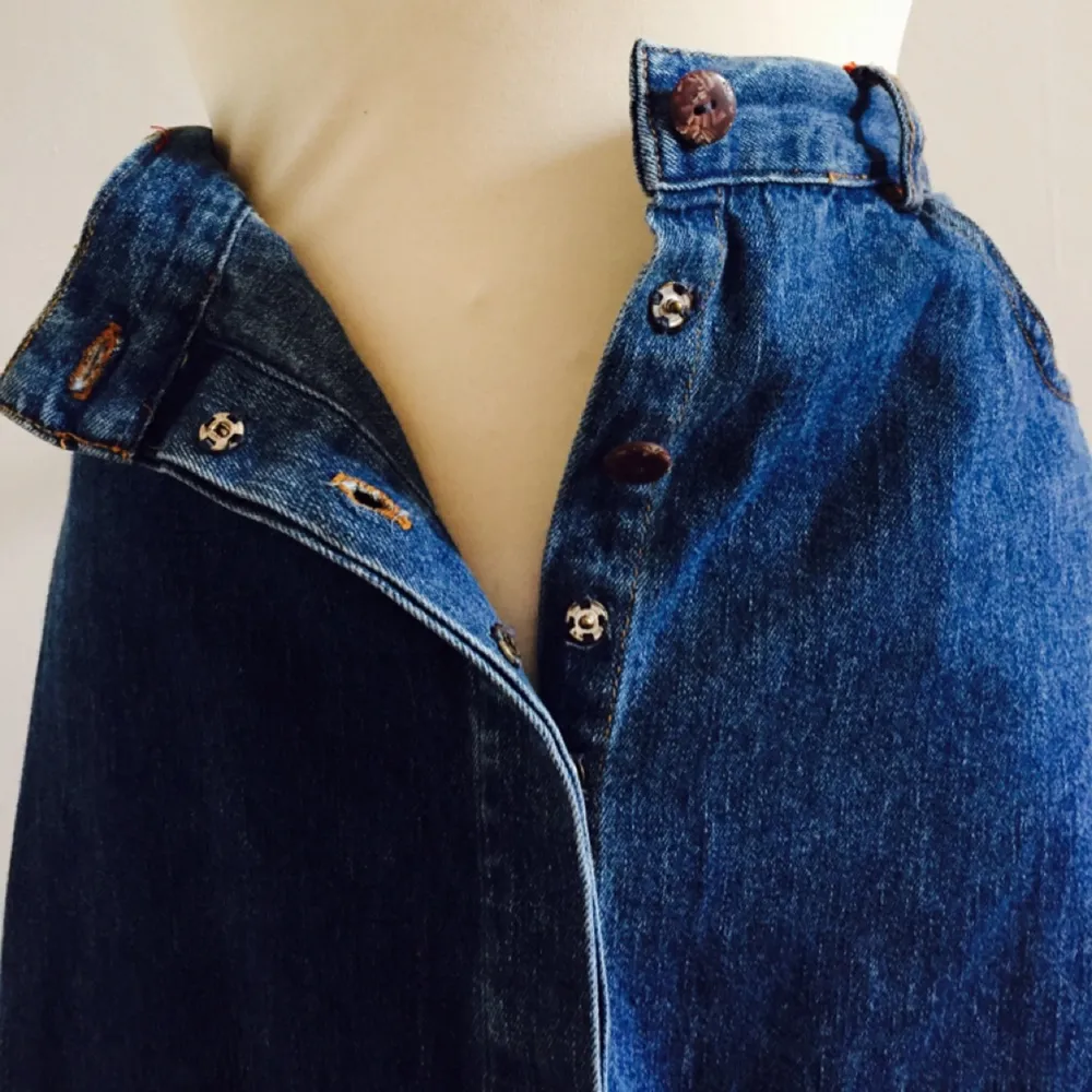 Långkjol i jeans med knappar längs hela framsidan. Riktigt fin med sina detaljer, (se bild). Märkt storlek 40, men har själv använd den som oversize. . Kjolar.