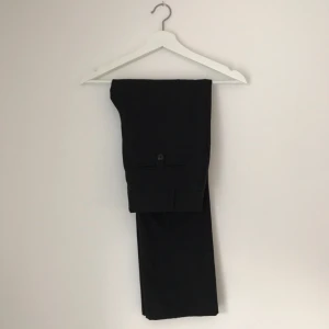  - Snygga kostymbyxor i lite kortare modell. Har ett Fint mönster som syns på andra bilden :)