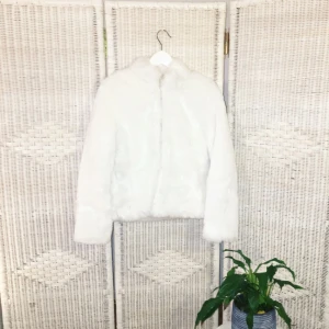  - FINASTE LILLA VITA FUSKPÄLSEN!!! Gråter verkligen för att den blitt fööööörr liten för mig😭 Den är verkligen helt perfekt inga skavanker.. BUHU... 

❗️Föredrar swish ❗️

Fickor och knäppe för att stänga finns 💯

FRI FRAKT 💌