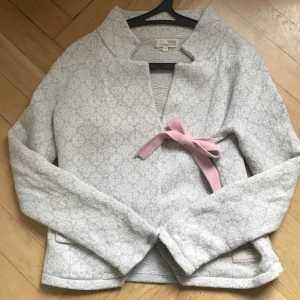  - Äkta Odd molly kofta - sparsamt använt  Ljusgrå/ljusrosa Storlek 1/passar för S/M  Frakt 90kr