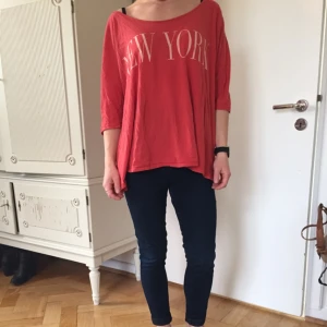  - Skön oversize T-shirt i ljusrött från Weekday.