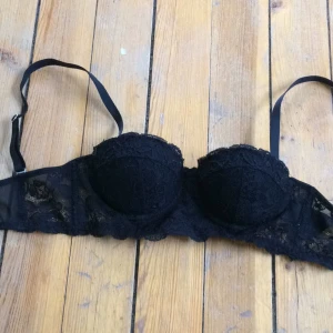  - Jättefin bralette i svart spets strl 75B. Använd någon gång men har mest legat i byrån. Väldigt fin på! 