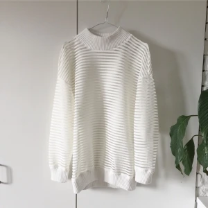  - Transparent märkeströja från arethé stockholm. Som en sweatshirt i modellen. Snygg med bara bh under! Nypris var 1700kr. Sparsamt och varsamt använd. Frakt ingår i priset. Kan skicka fler bilder om så önskas :)