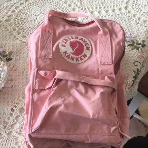  -    Mini kånken rosa väska! Inga bieffekter behövs tvättas dock. Original pris 500.  