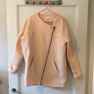 - Fin oversize vårjacka från Monki. Den är lite asymmetrisk i modellen och materialet är lite creppat. Endast använd ett fåtal gånger och i nyskick. 