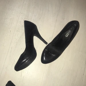  - "Ormskinn" klackskor från Din Sko. Ca 8-10cm klack. 50kr +frakt/eventuellt mötas upp i Gävle. Kontanter/swish går bra. 