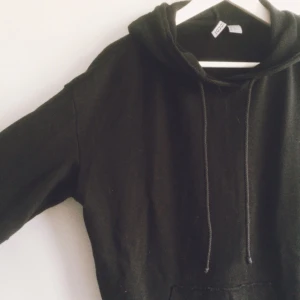  - Munktröja från h&m, hål vid armbågarna! Fint skick!