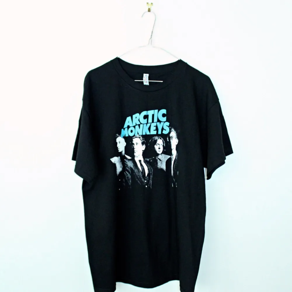 Sprillans ny Arctic Monkeys-tisha i uppskattad storlek L och 100 % bomull. . T-shirts.