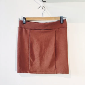  - Brun tajt men stretchig kjol fr H&M. Sparsamt använd. 