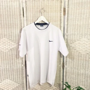  - NIKE-TRÖJA at ur service 💞 Krämig vitfärg med snygga märkesdetaljer. Jag gillar den då den går ner över rumpan och jag kan ha ett par softa strumpbyxor till. Speciellt tills nu i sommar och glida runt med den och ett par slitna blå jeansshorts och en söt midjeväska 😍😍  ❗️Föredrar swish ❗️  FRI FRAKT 💌