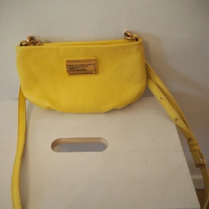  - somrig liten väska, något nött som man ser på bilder 