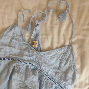  - En top ifrån Holister i en ljusblå nyans. En perfekt top för stranden eller festivalen! 