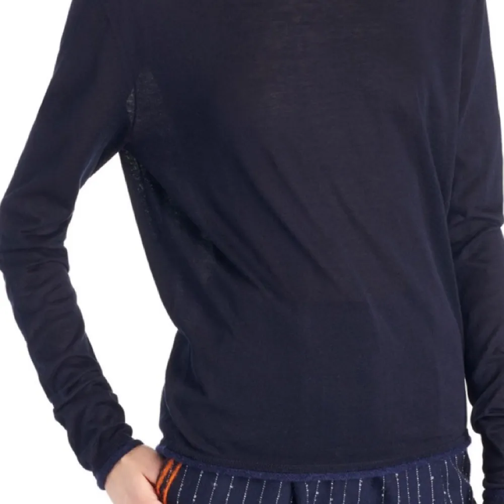 Finstickad tröja från Acne Studios, modell Caci Cotton från hösten 2016. Mörkt marinblå med ljusare blå kanter, i ärmarna och runt nedre kanten, som kontrast. Aldrig använd pga fel storlek. Nypris ca 1500kr. . Tröjor & Koftor.